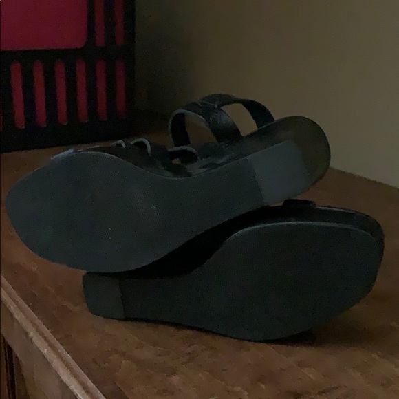 DKNY Black Leather Wedge Sandals 7 M - Picture 5 of 5